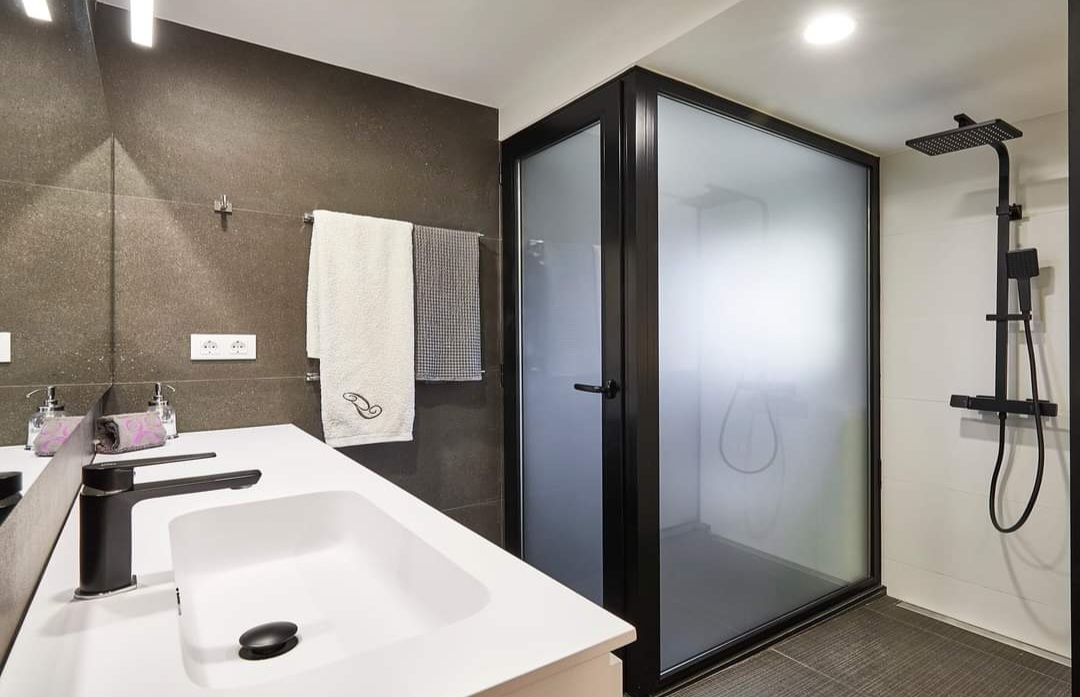 reforma de baño. reforma que revaloriza una vivienda