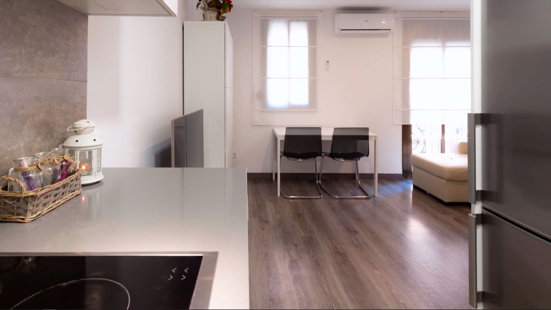 reformas integrales en Hospitalet -piso estudio - salón cocina comedor