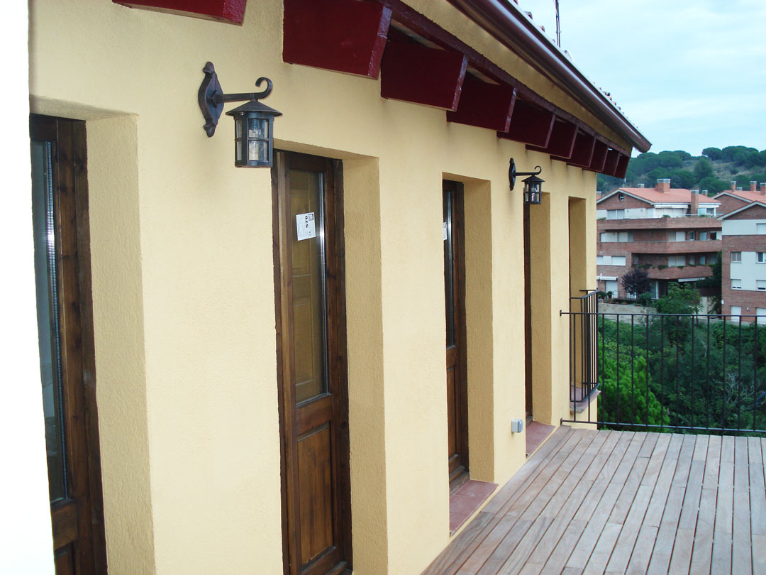 reformas-integrales-sant-pere-de-ribes-exterior. Suelo y puertas exteriores de madera